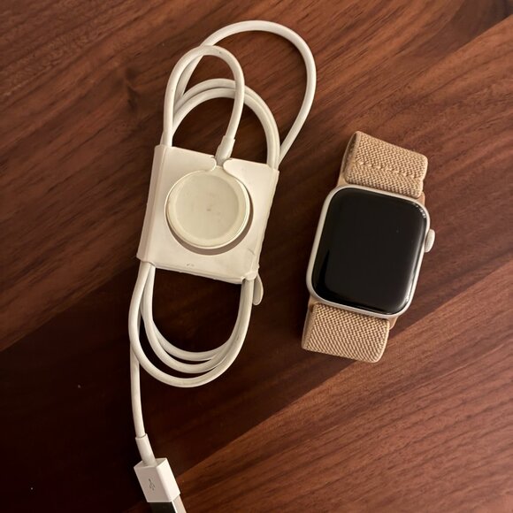 Pre-owned Apple Watch Series 5 with charger - Picture 4 of 5